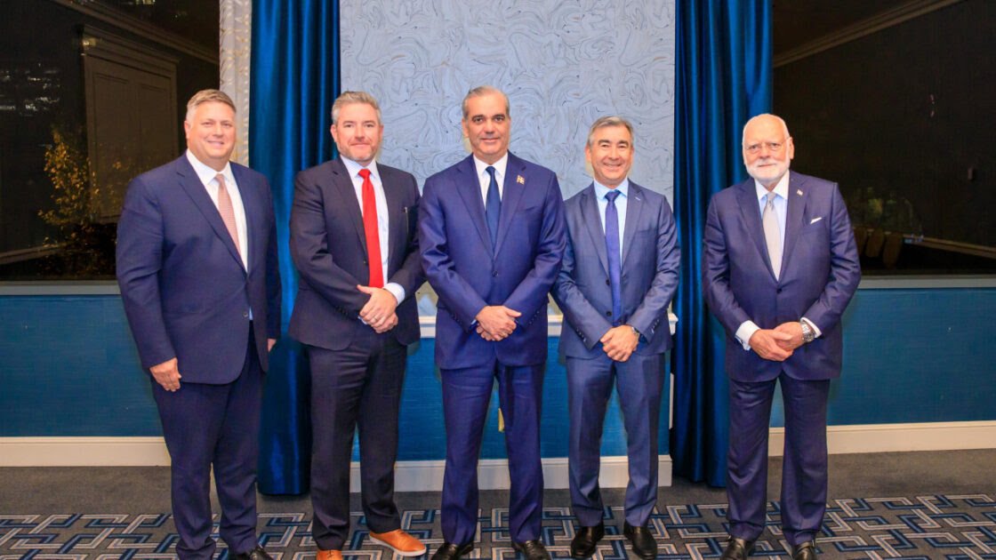 Presidente Abinader impulsa a la República Dominicana hacia el mapa global de semiconductores en reunión anual de la SIA en CaliforniaPost Format: Gallery