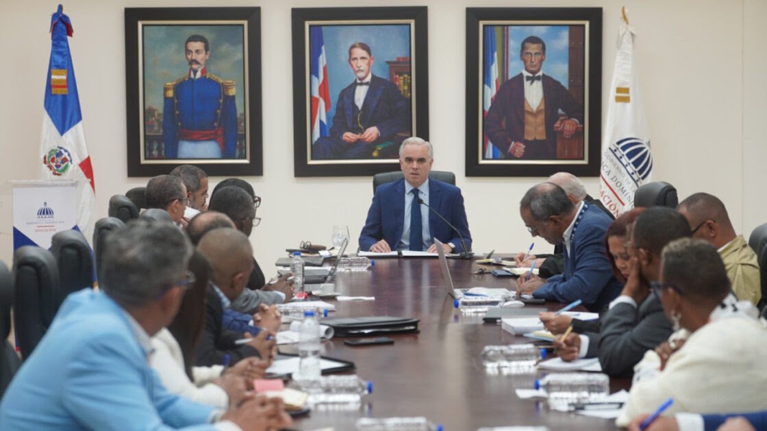 Ministro Luis Miguel De Camps socializa con directores regionales políticas de la gestión que apuntan a fortalecer la calidad educativa