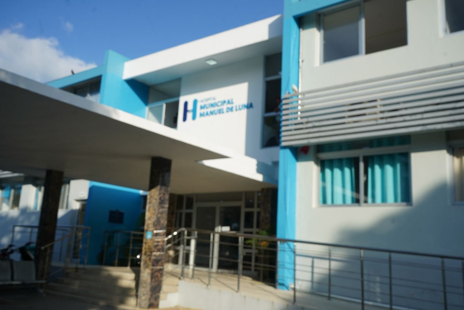 Senador Carlos Gómez y diputado Robinson Santos entregan ventilador al Hospital Manuel de Luna y destacan avances en salud para Gaspar Hernández