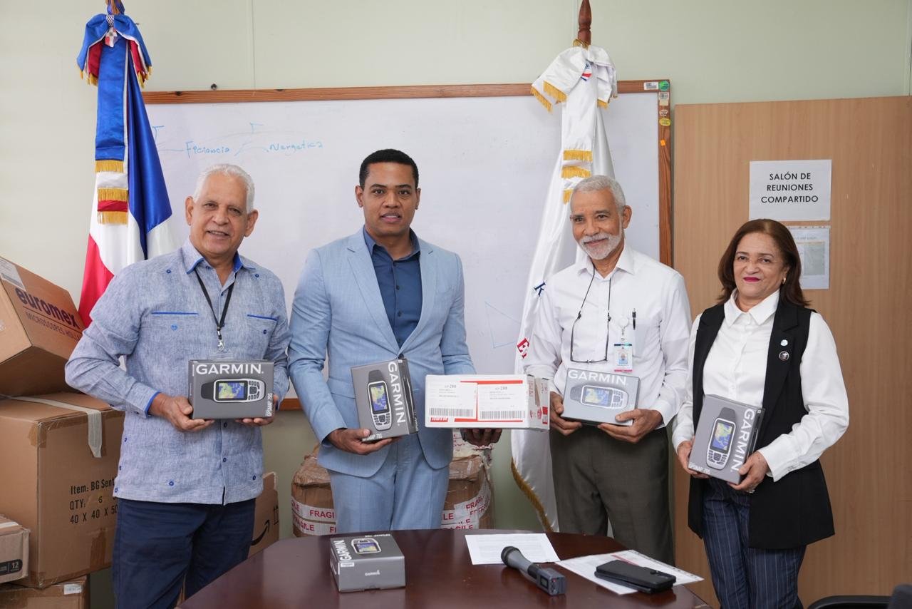 Ministerio de Energía y Minas entrega equipos a la UASD para fortalecer investigaciones contra el dengue