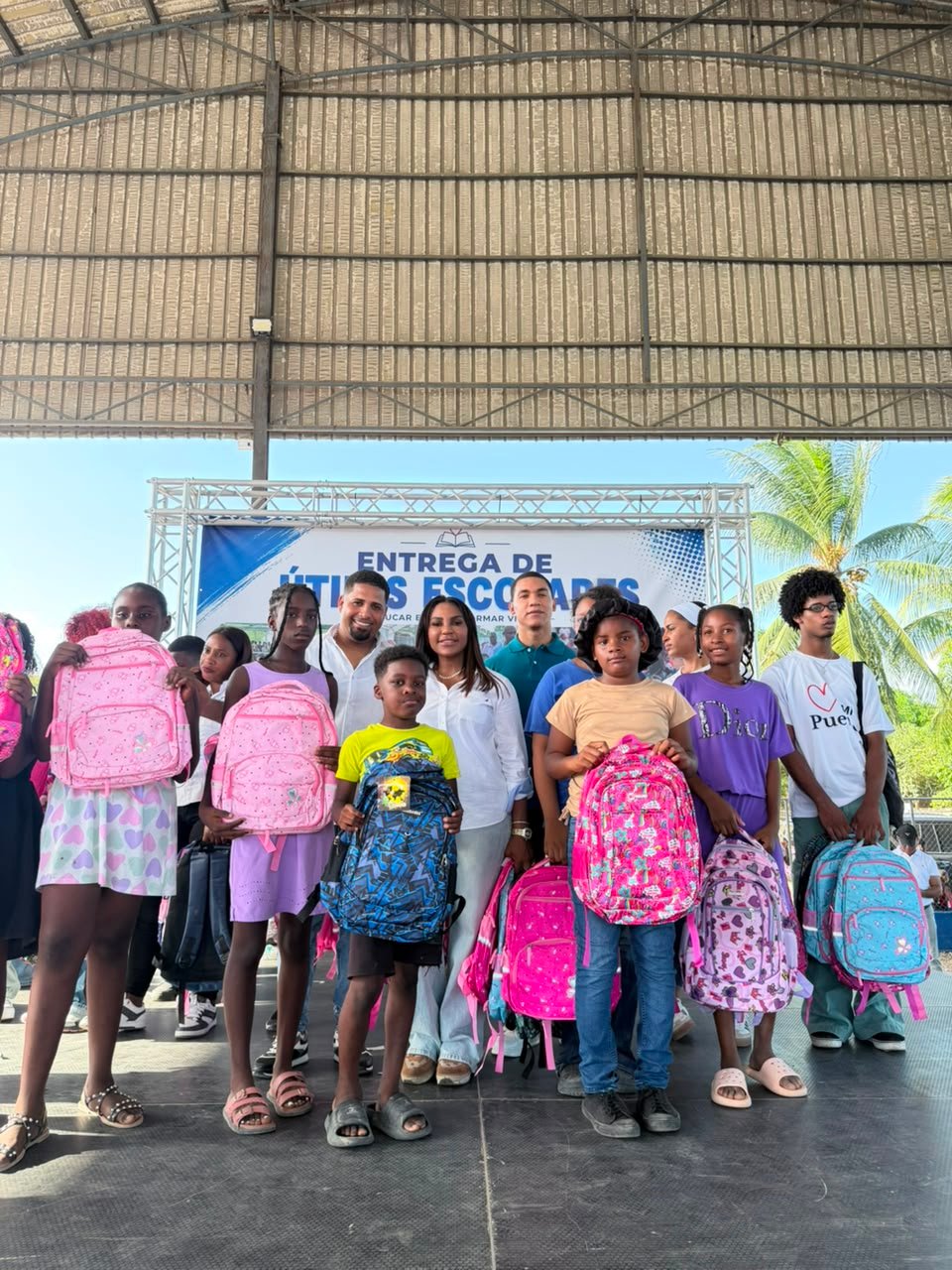 Fundación Dra. Stephany Carmona entrega 1,500 mochilas a niños de escasos recursos en Santa Fe SPM.