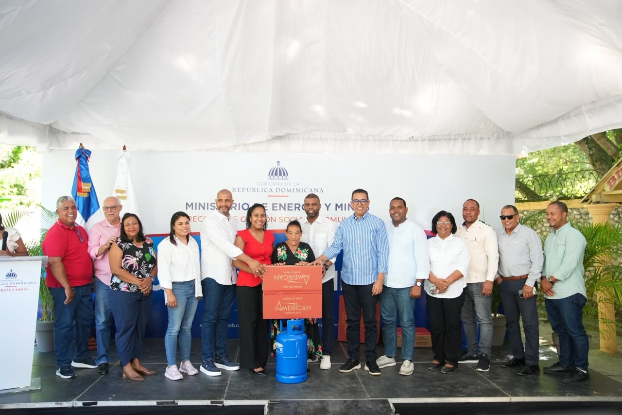 Energía y Minas sustituye uso de leña y carbón por cocinas a GLP en 125 hogares de Bahoruco