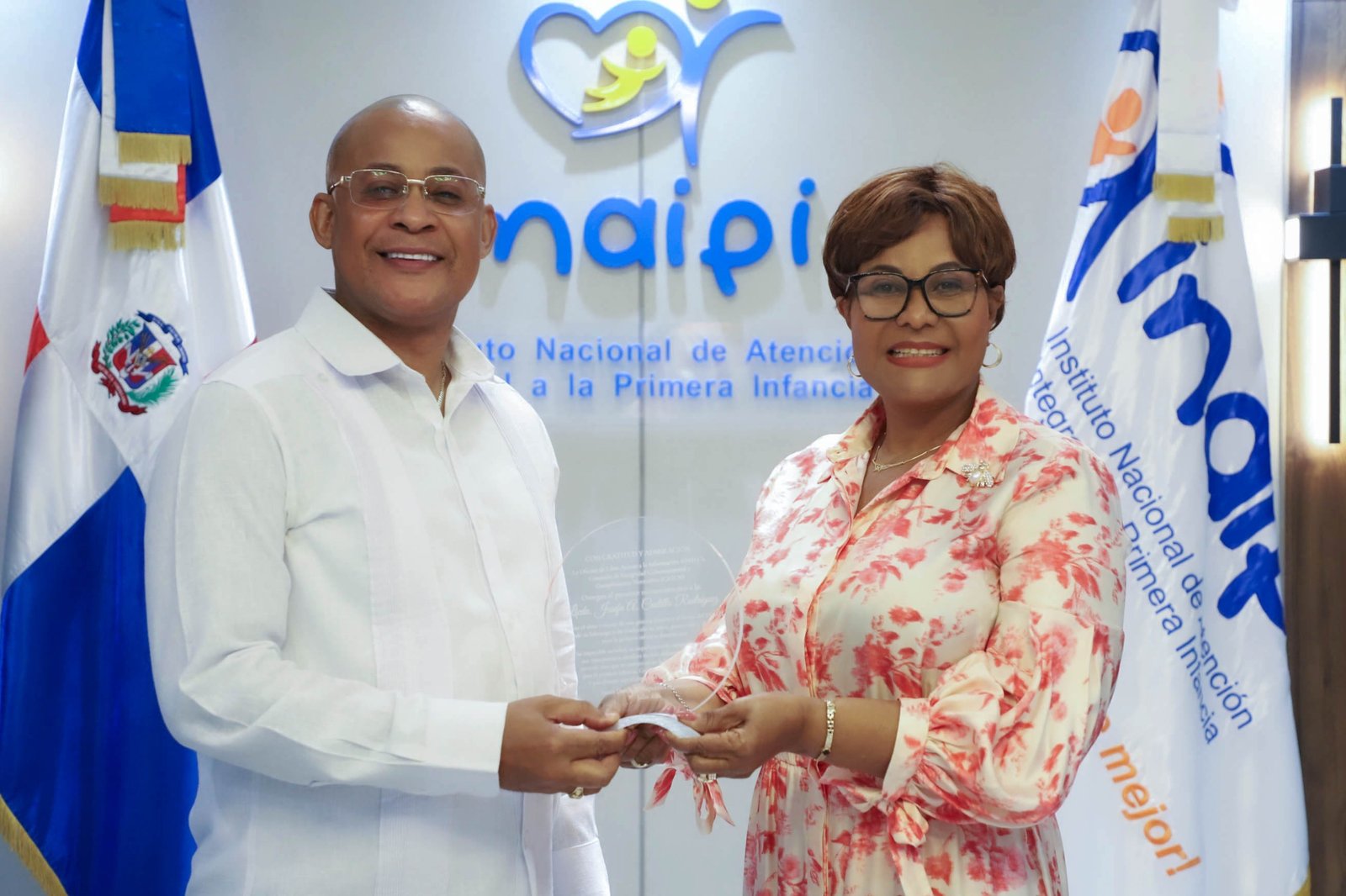 Josefa Castillo recibe reconocimiento por su compromiso con la ética y la transparencia en el INAIPI