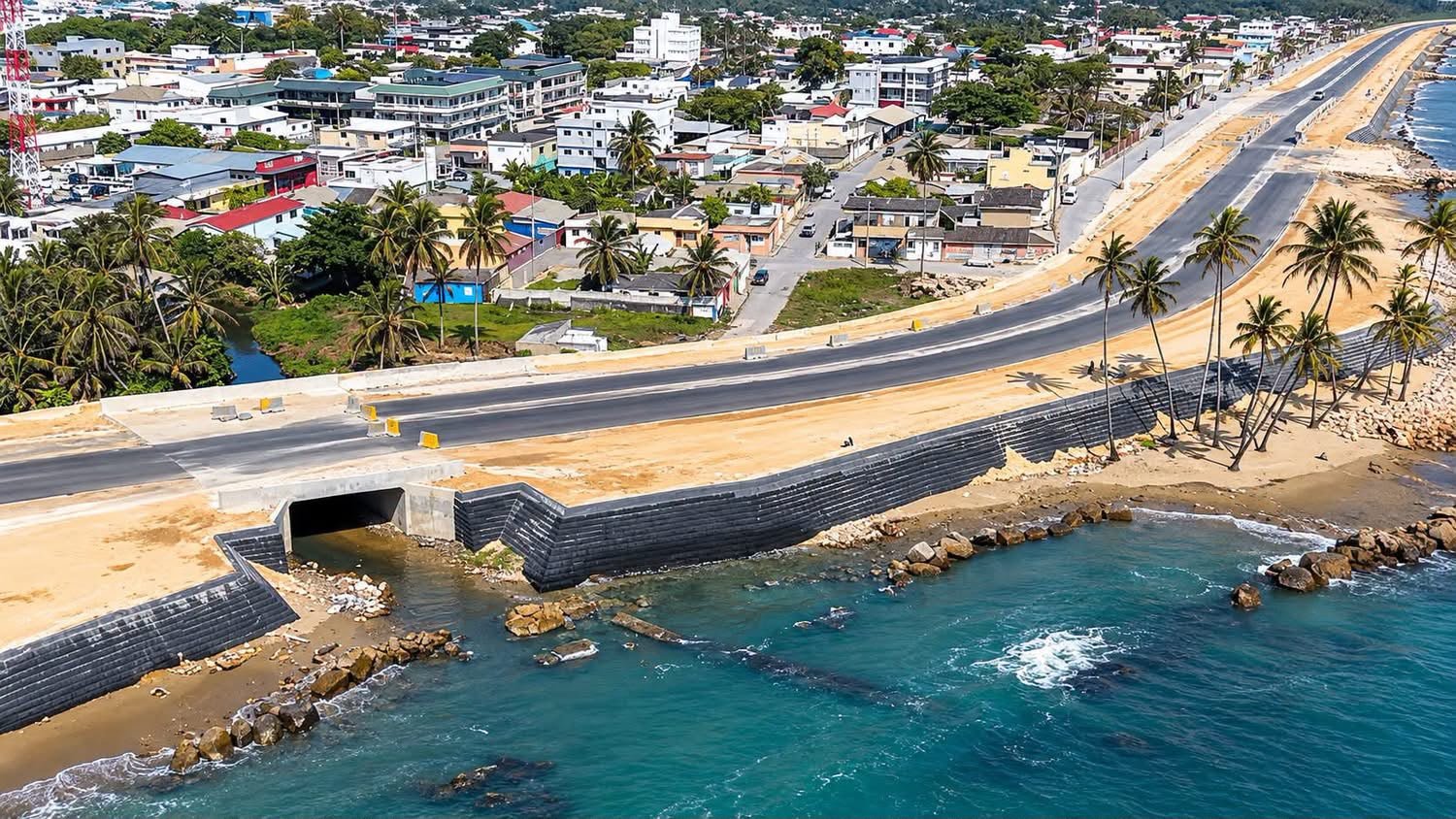 El malecón de Nagua con buenos avances asfaltado, protección costera y colocación de muros tipo New Jersey